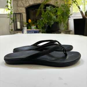 OluKai Ho'opio Women's Leather Flip Flop Sandals in Black Size 5